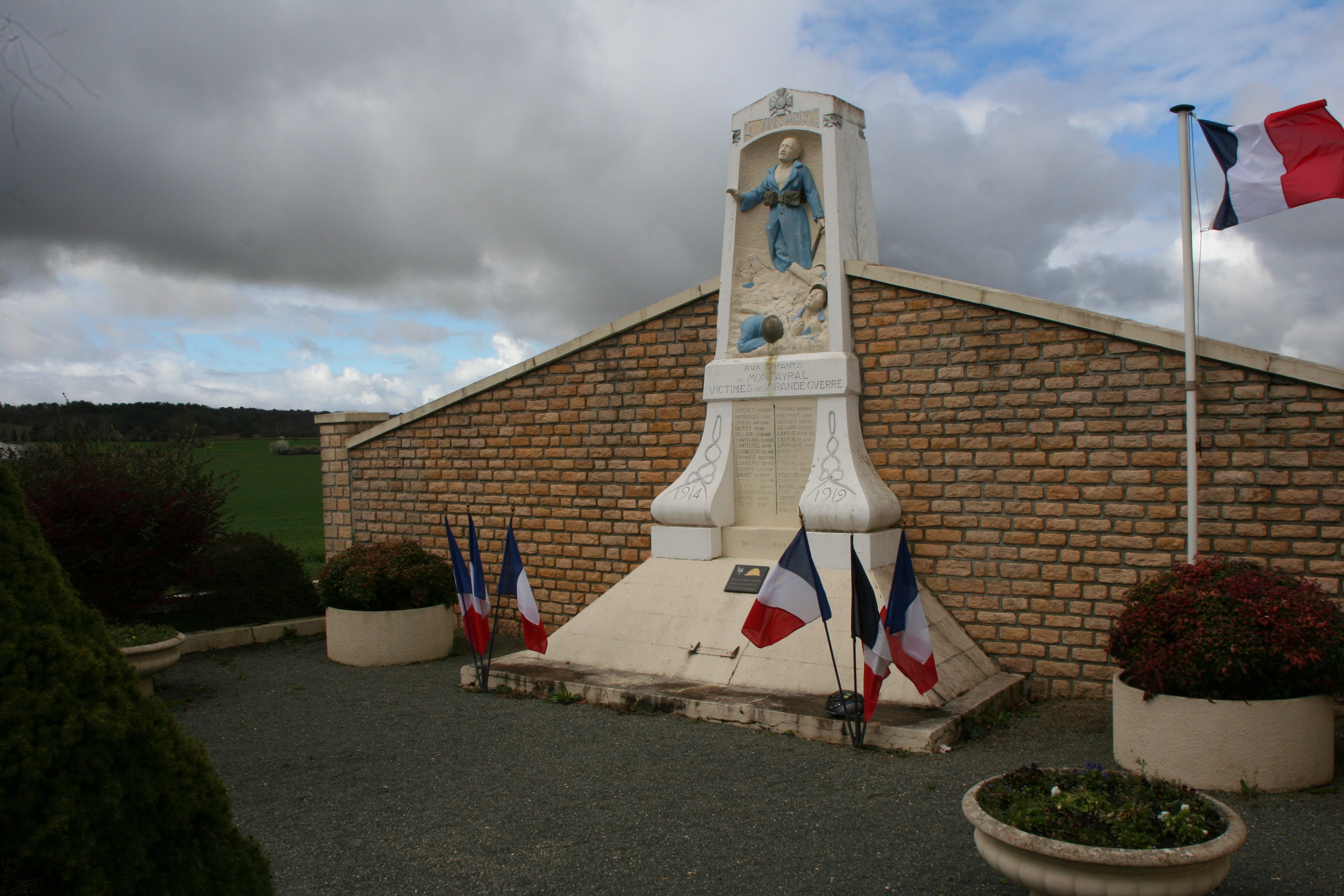 Photographie du monument aux morts de Montayral
